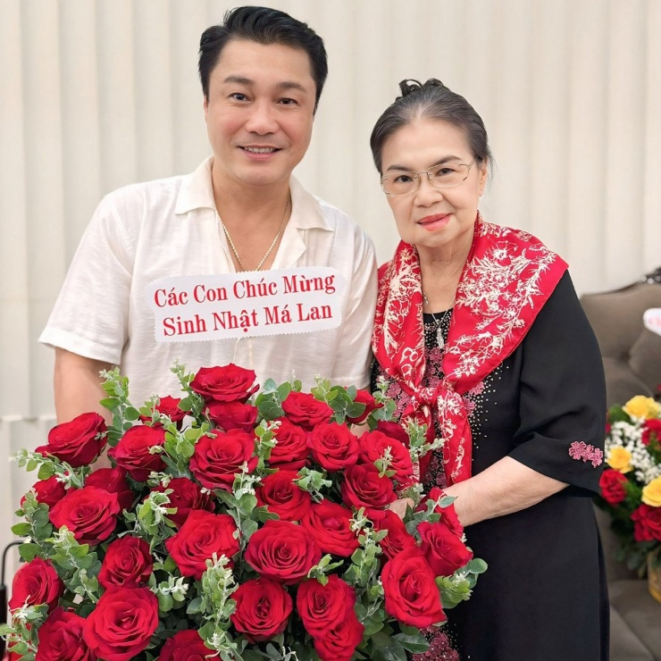 Diễn viên Lý Hùng bên mẹ. Nhiều năm qua, mẹ anh chăm lo kinh tế gia đình, vừa quán xuyến nhà cửa êm đẹp. 