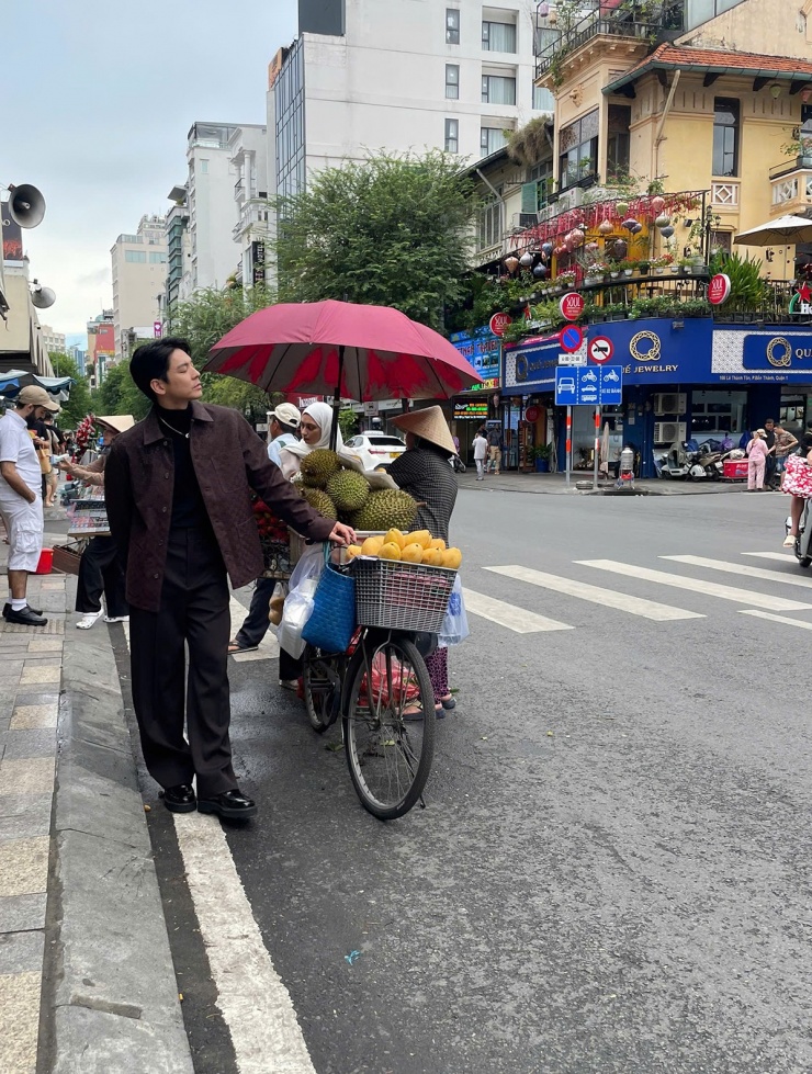 Lâm Bách Hoành dạo chơi, ngắm cảnh phố xá TP HCM, tìm hiểu cuộc sống, sinh hoạt của người dân địa phương. Anh nhận xét thành phố đa dạng về văn hóa, mọi người thân thiện, gần gũi.