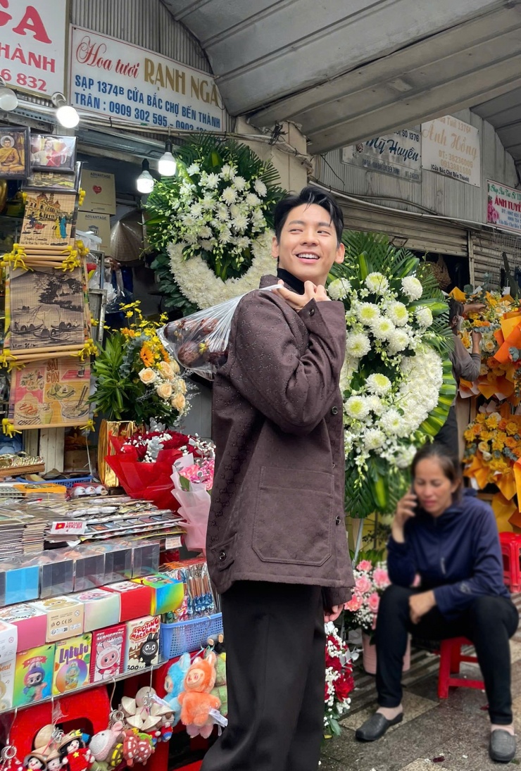 Sau khi mua măng cụt, Lâm Bách Hoành vào hẳn bên trong khu chợ nổi tiếng để khám phá thêm các gian hàng bán đủ loại từ thực phẩm đến đồ trang trí, gia dụng, quần áo...