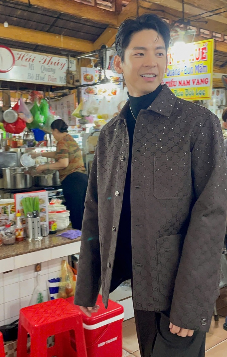 Mỹ nam Đài Loan Lâm Bách Hoành dạo chợ Bến Thành - 6