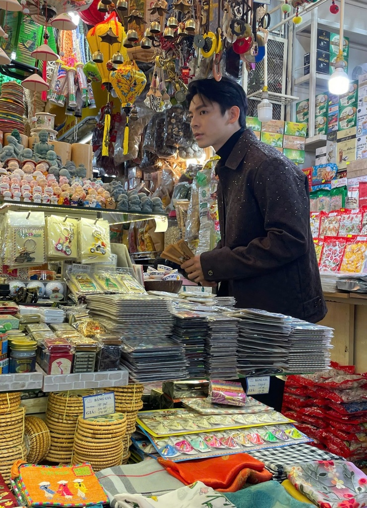 Mỹ nam Đài Loan tham quan một gian hàng bán đồ lưu niệm, tìm mua vài món về làm quà cho người thân, bạn bè.