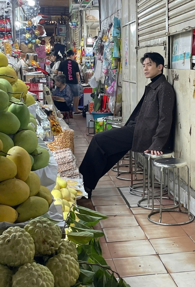 Lâm Bách Hoành nghỉ chân, chụp ảnh kỷ niệm ở một góc chợ Bến Thành.