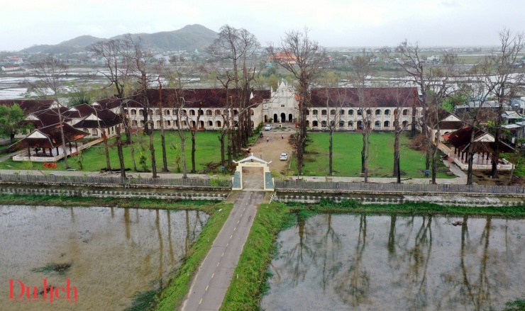 Tiểu chủng viện Làng Sông ở Gia Lai xơ xác sau bão - 5