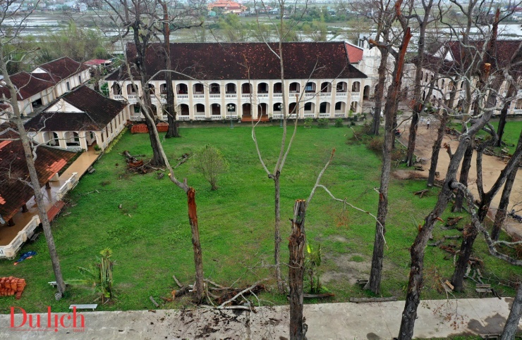 Tiểu chủng viện Làng Sông ở Gia Lai xơ xác sau bão - 10