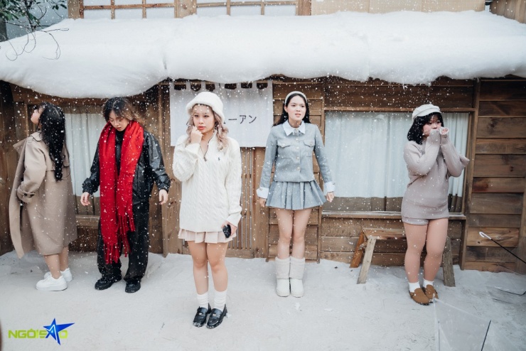 Xếp hàng 'sống ảo' ở quán cà phê mô phỏng ngôi làng tuyết Nhật Bản - 3