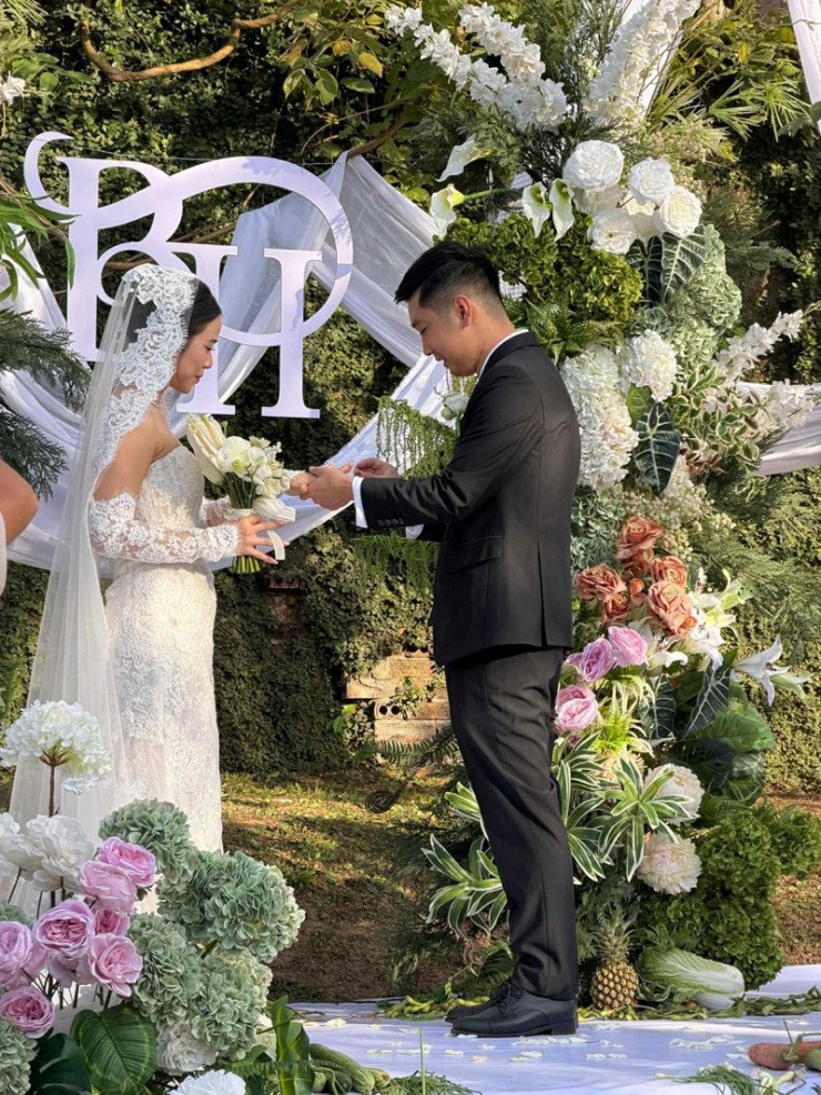 Khoảnh khắc cặp đôi trao nhẫn trong lễ thành hôn 