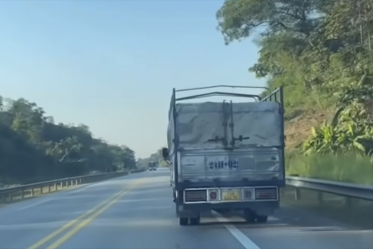 Hình ảnh ô tô tải đi chậm ở làn khẩn cấp trên cao tốc Nội Bài - Lào Cai. Ảnh chụp màn hình