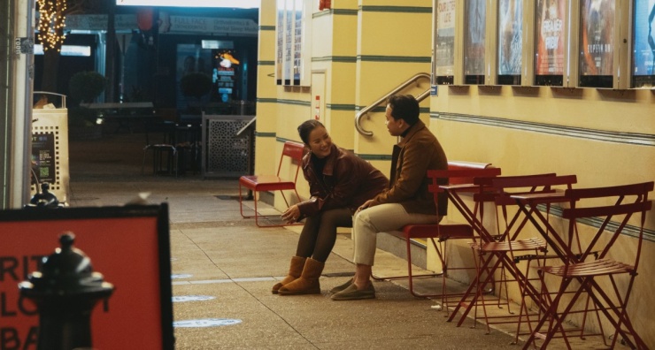 Họ diện đồ đôi chụp ảnh theo phong cách đời thường như dạo phố đêm, thưởng thức ẩm thực hay mua sắm.