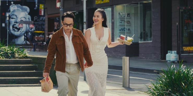 Hương Ly cho biết trong hai năm đầu quen nhau, họ đối diện thử thách yêu xa do Tùng Anh sống ở Hà Nội, còn cô chủ yếu hoạt động tại TP HCM. Về sau, họ sắp xếp, cân đối thời gian để bên nhau nhiều hơn. Sau khi kết hôn, người đẹp dự định chuyển ra Bắc sinh sống để gần chồng, thuận lợi cho việc vun vén tổ ấm.