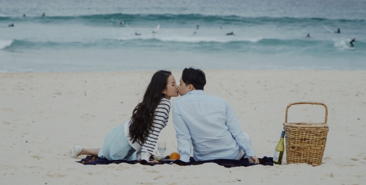 Á hậu đã gửi thiệp cưới tới bạn bè, đồng nghiệp. Sự kiện dự kiến quy tụ đông đảo hoa hậu, á hậu và sao làng giải trí. Màu sắc trang phục dành cho khách dự tiệc là nâu, be.