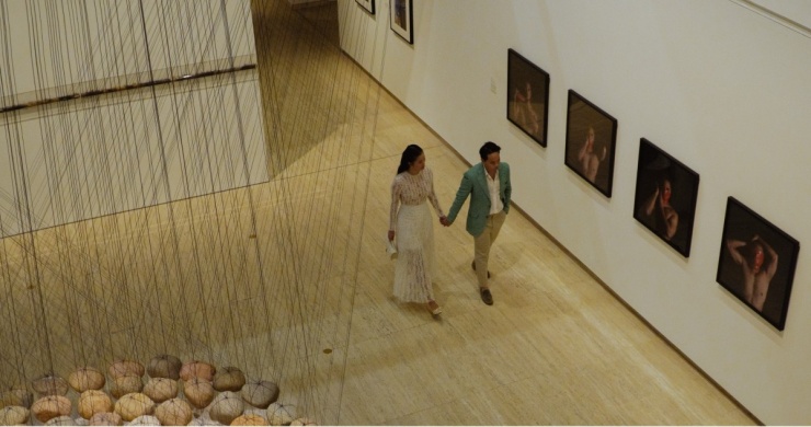 Cả hai ghé qua một nhà triển lãm tranh vì chung sở thích hội họa.