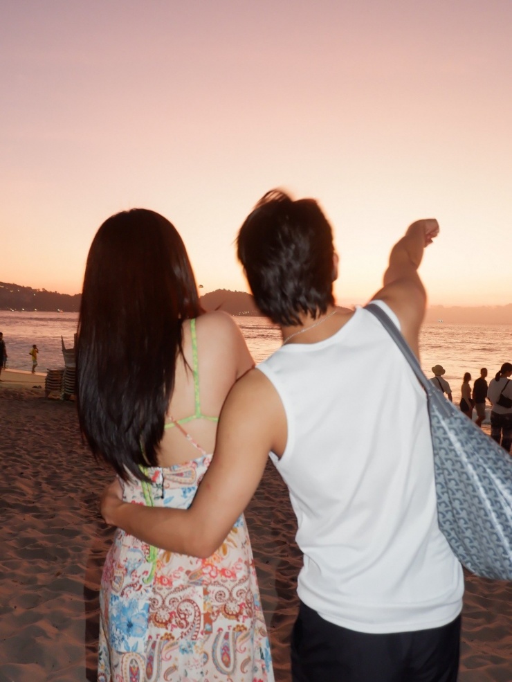 Thậm chí Tăng Duy Tân còn có hành động khoác eo Bích Phương đầy ngọt ngào.