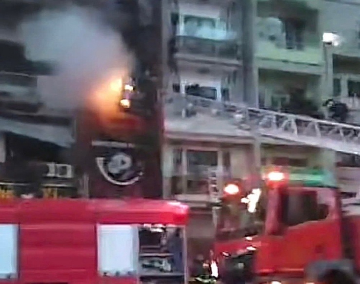 Lực lượng chức năng tiếp cận vụ cháy.