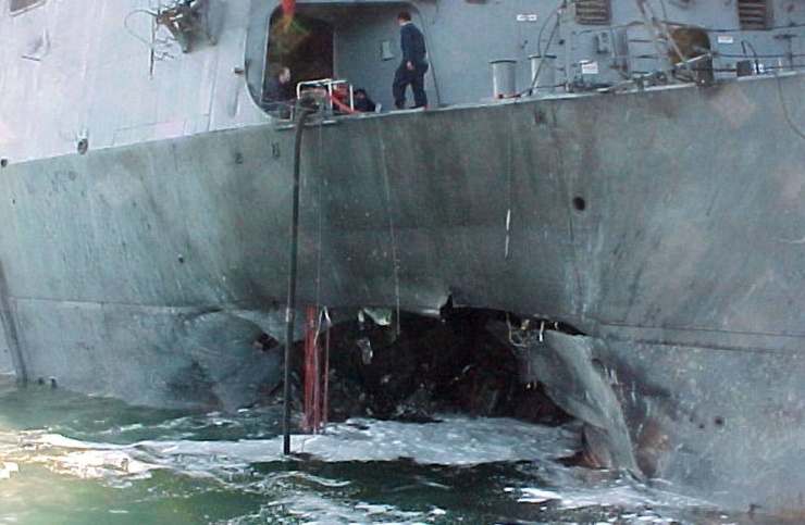 Tàu khu trục USS Cole bị hư hại sau đòn tấn công khủng bố năm 2000. Ảnh: US Navy
