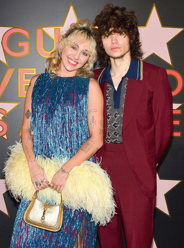 Trong một sự kiện khác, họ diện các thiết kế của Gucci theo phong cách thập niên 1970, ăn ý bằng ba cặp màu xanh dương - đỏ thẫm - vàng bơ. Kiểu ăn mặc của đôi uyên ương gợi nhớ đến những sàn nhảy disco với đèn neon, kim tuyến, sequin. Ảnh: Backgrid