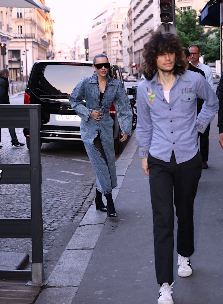 Miley Cyrus và Maxx Morando cùng kết hợp đồ denim với trang phục màu đen. Giọng ca Flowers toát lên vẻ ngầu trong chiếc áo khoác dáng dài, phối quần tất và giày cao gót, đeo kính bản lớn. Bạn trai cô kết hợp sơ mi ôm dáng và quần ống đứng, tạo nét thanh lịch và phóng khoáng. Ảnh: GC Images