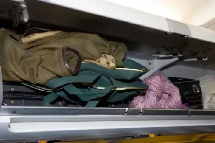 Sai lầm khi để áo khoác trong ngăn hành lý máy bay