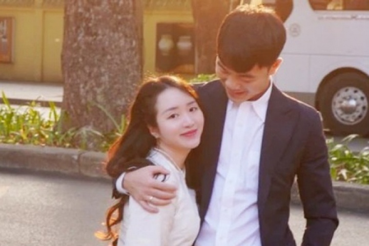 Bà xã của tiền vệ Lương Xuân Trường hiếm hoi lộ diện, phong thái gây bất ngờ