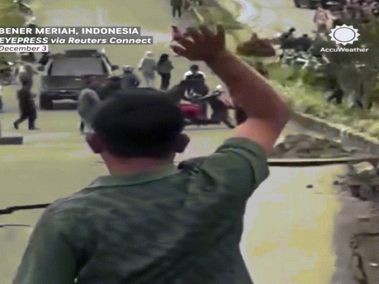 Video "hố tử thần” sụt lún khủng khiếp, bẻ gãy đường cao tốc ở Indonesia