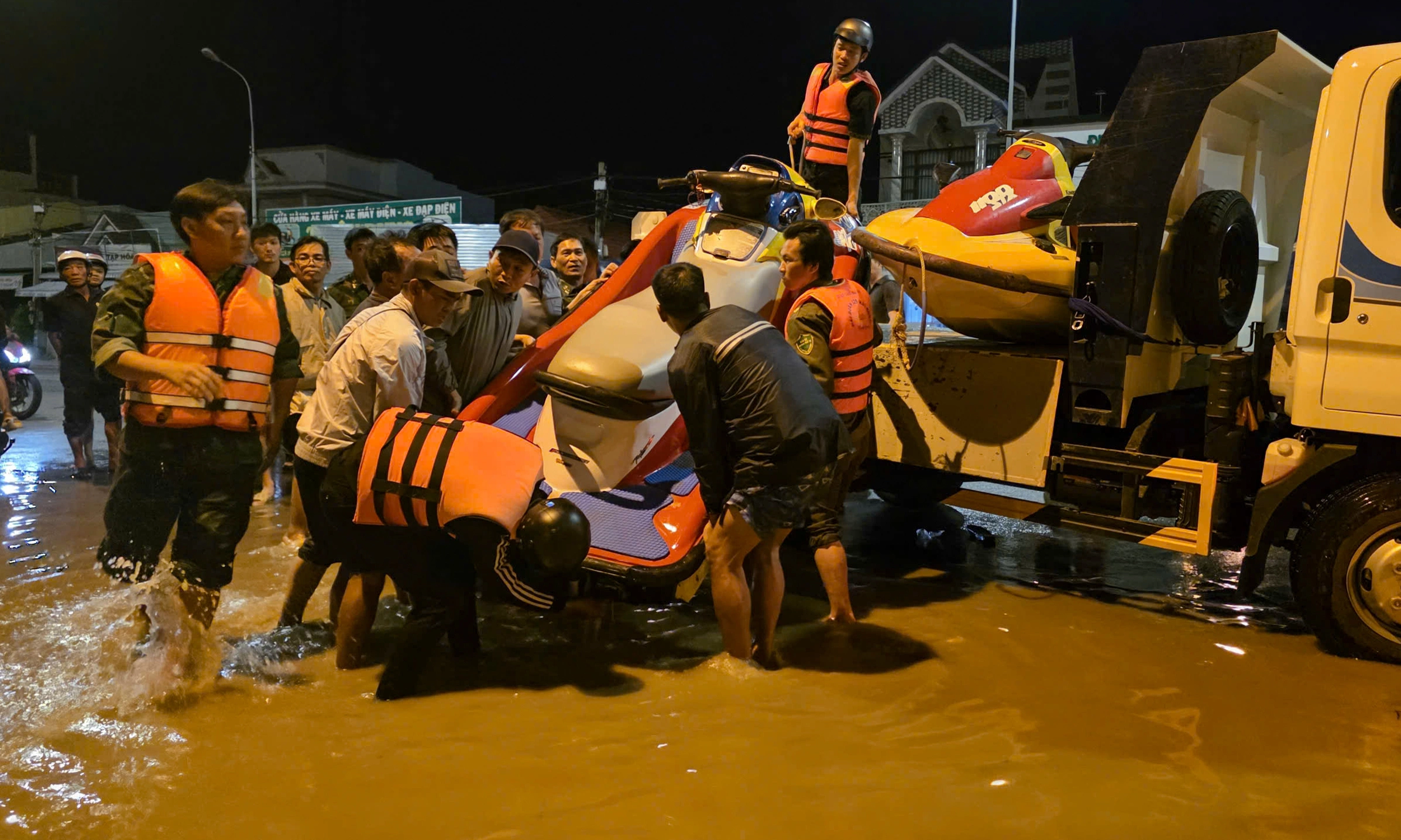 Người dân Phan Thiết chạy lũ suốt đêm - 7
