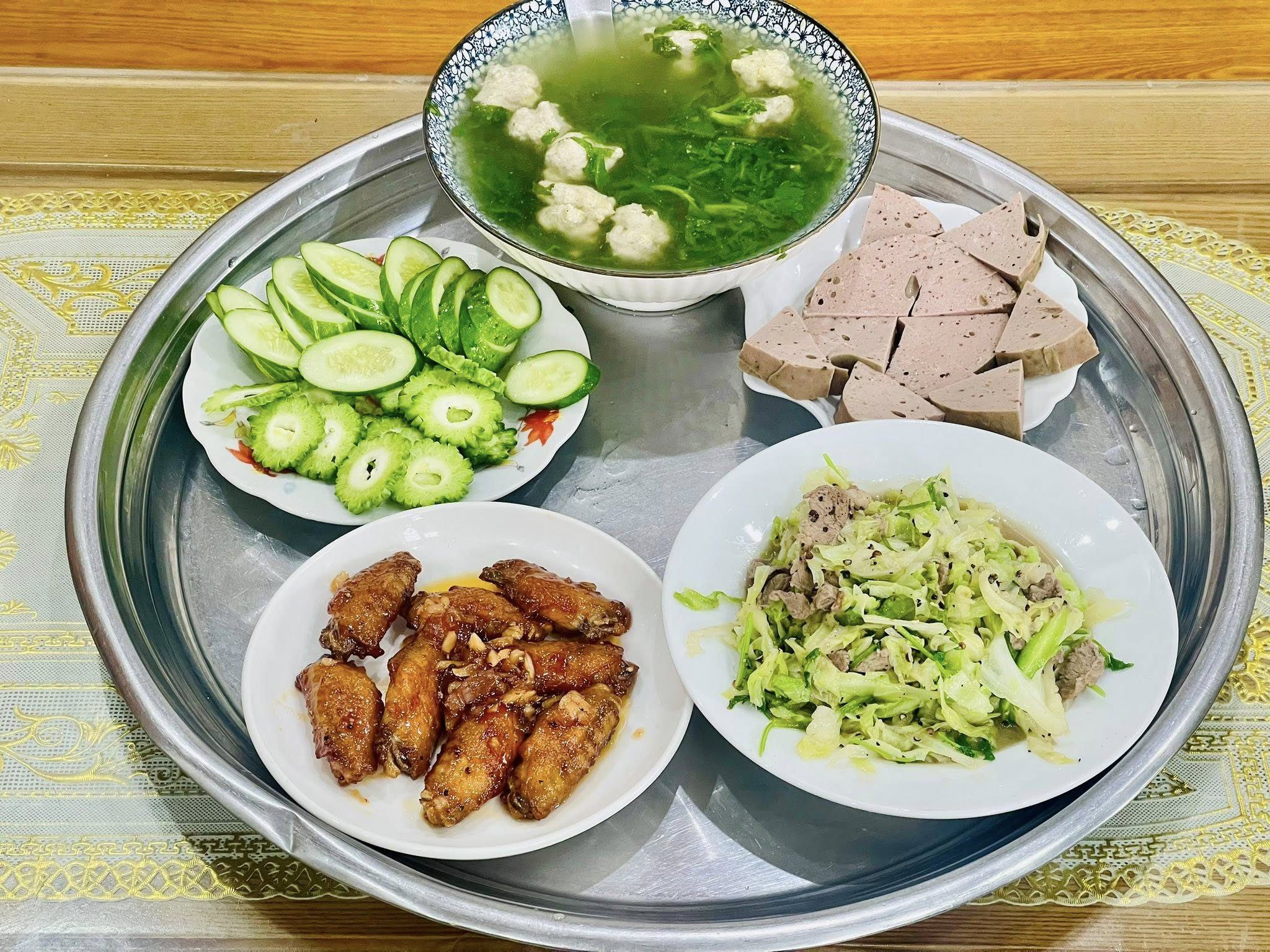 Cánh gà chiên mắm - Bắp cải xào thịt bò - Giò luộc - Canh rau cải cúc nấu mọc