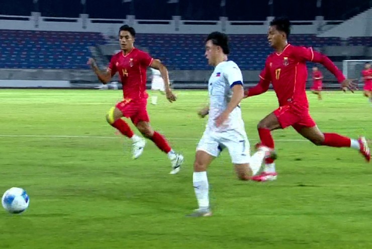 U22 Philippines (áo trắng) chơi rất hiện đại