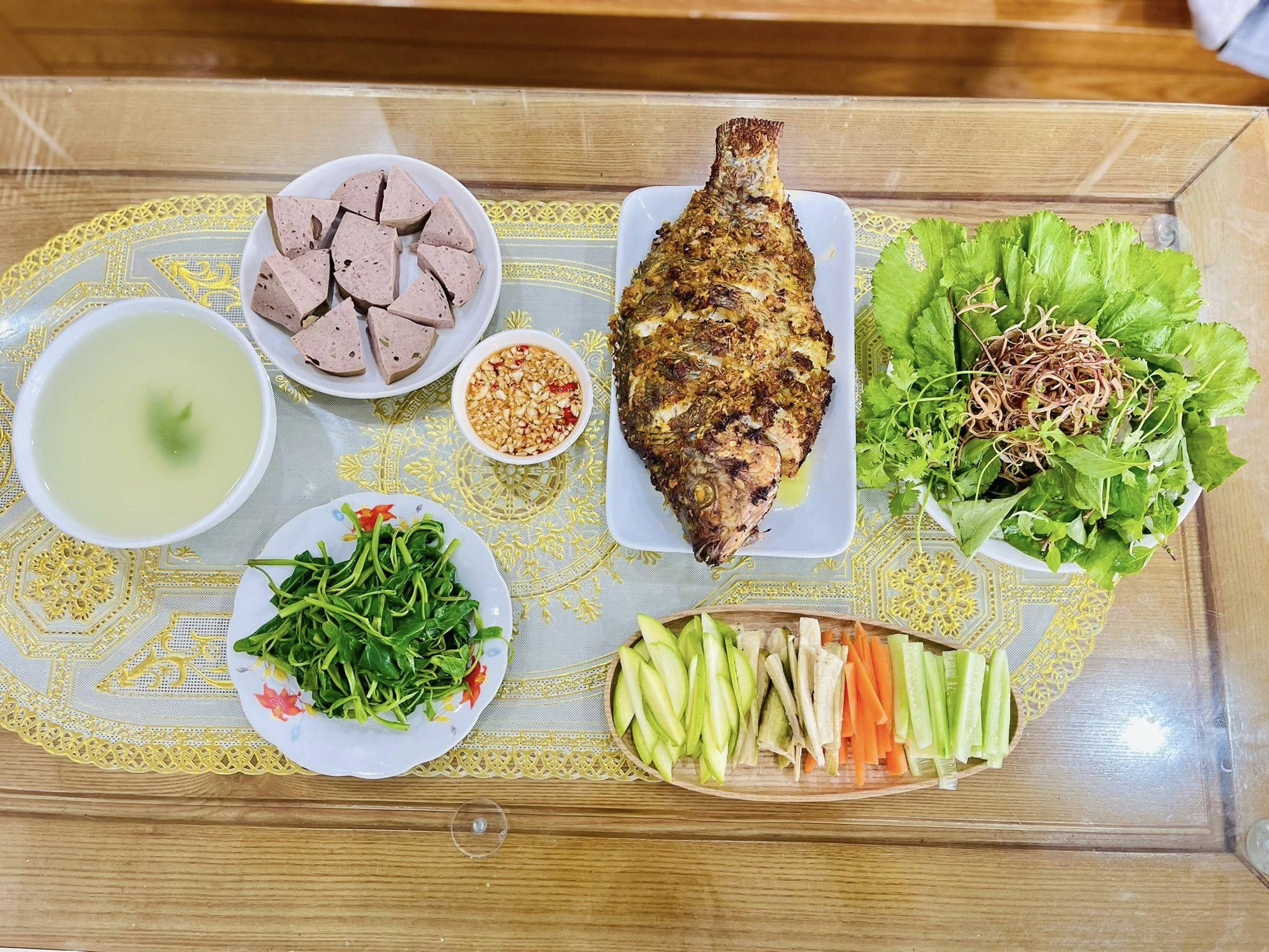 Cá rô phi nướng - Giò luộc - Rau muống luộc - Nước canh rau luộc