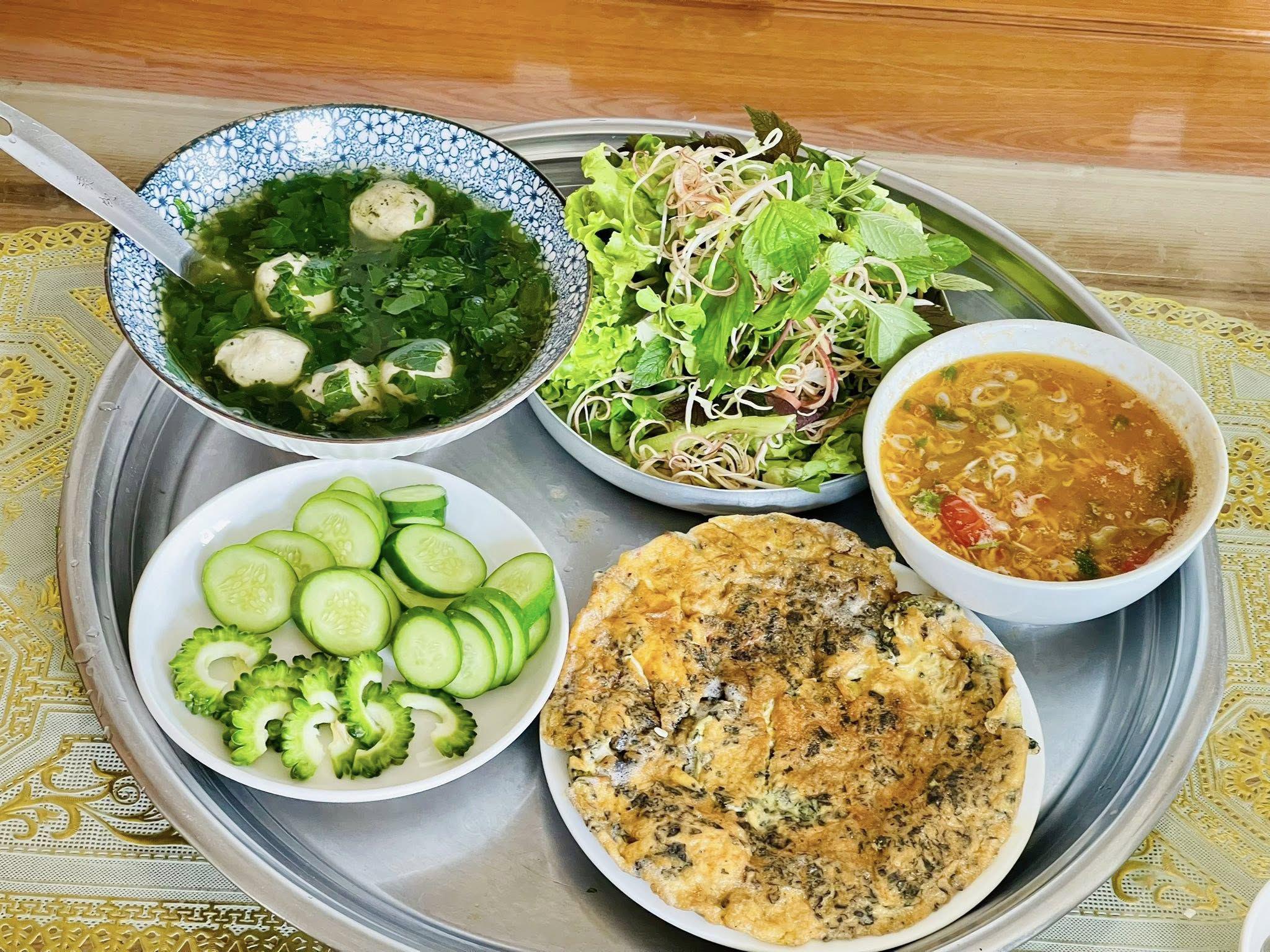 Trứng rán là mơ - Rau sống chấm sốt tép biển - Canh rau ngót nấu mọc