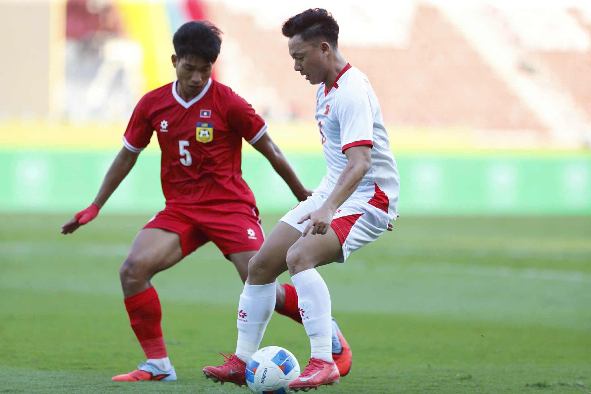 Thái Sơn cầm nhịp khá tốt ở giữa sân nhưng chưa thể tạo ra đột biến