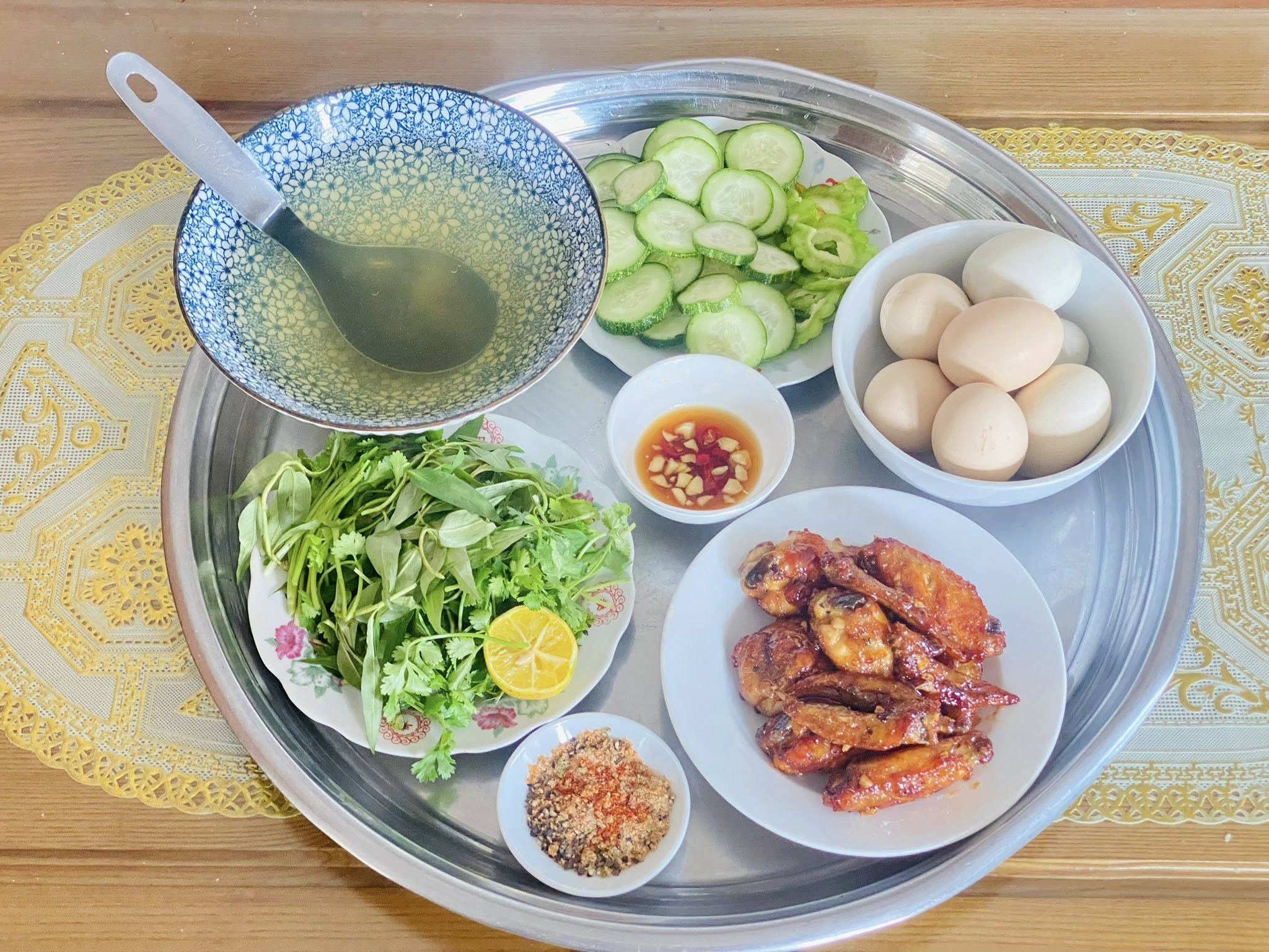 Cánh gà chiên mắm - Trứng vịt&nbsp;lộn luộc - Nước canh rau