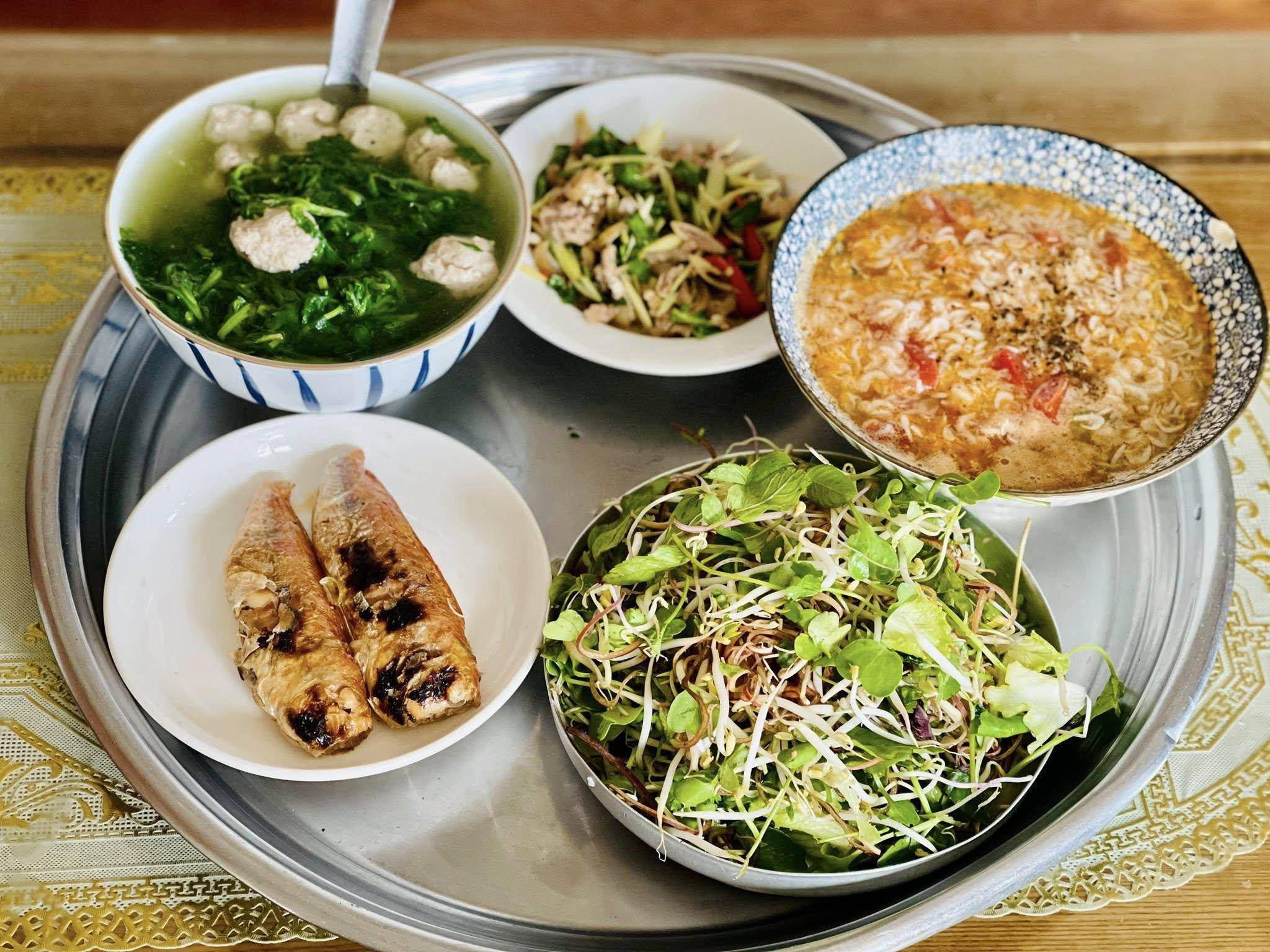 Tép biển sốt cà chua - Rau sống - Bê xào sả ớt - Canh mọc nấu rau cải cúc