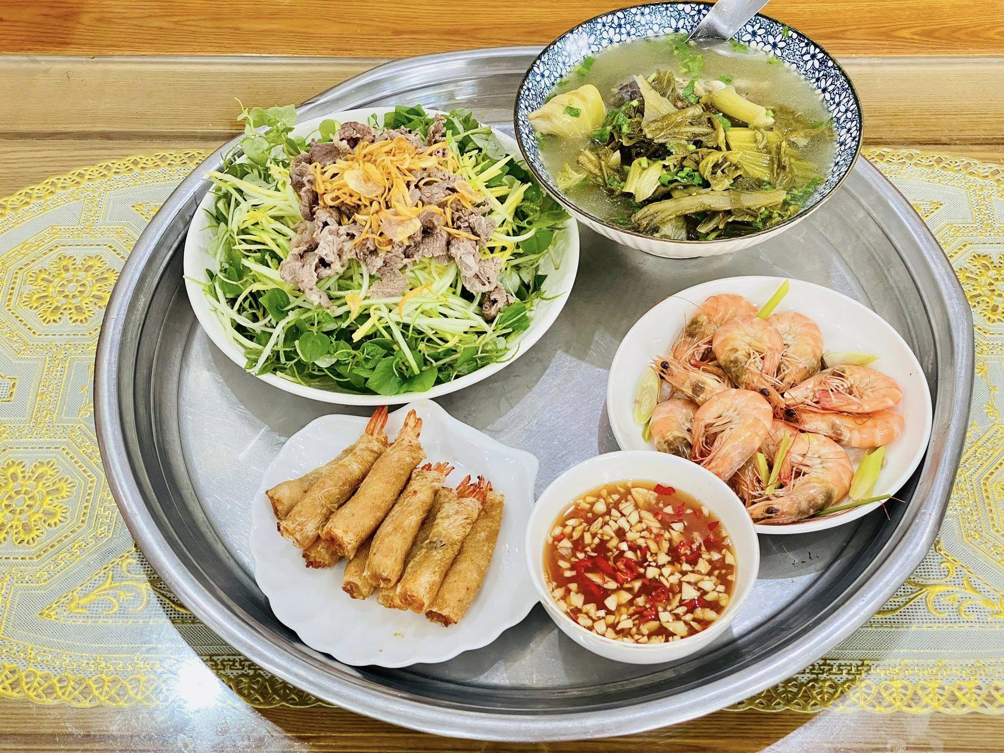 Nộm thịt bò rau càng cua - Tôm hấp - Tôm cuốn rế chiên - Canh chua dưa bò