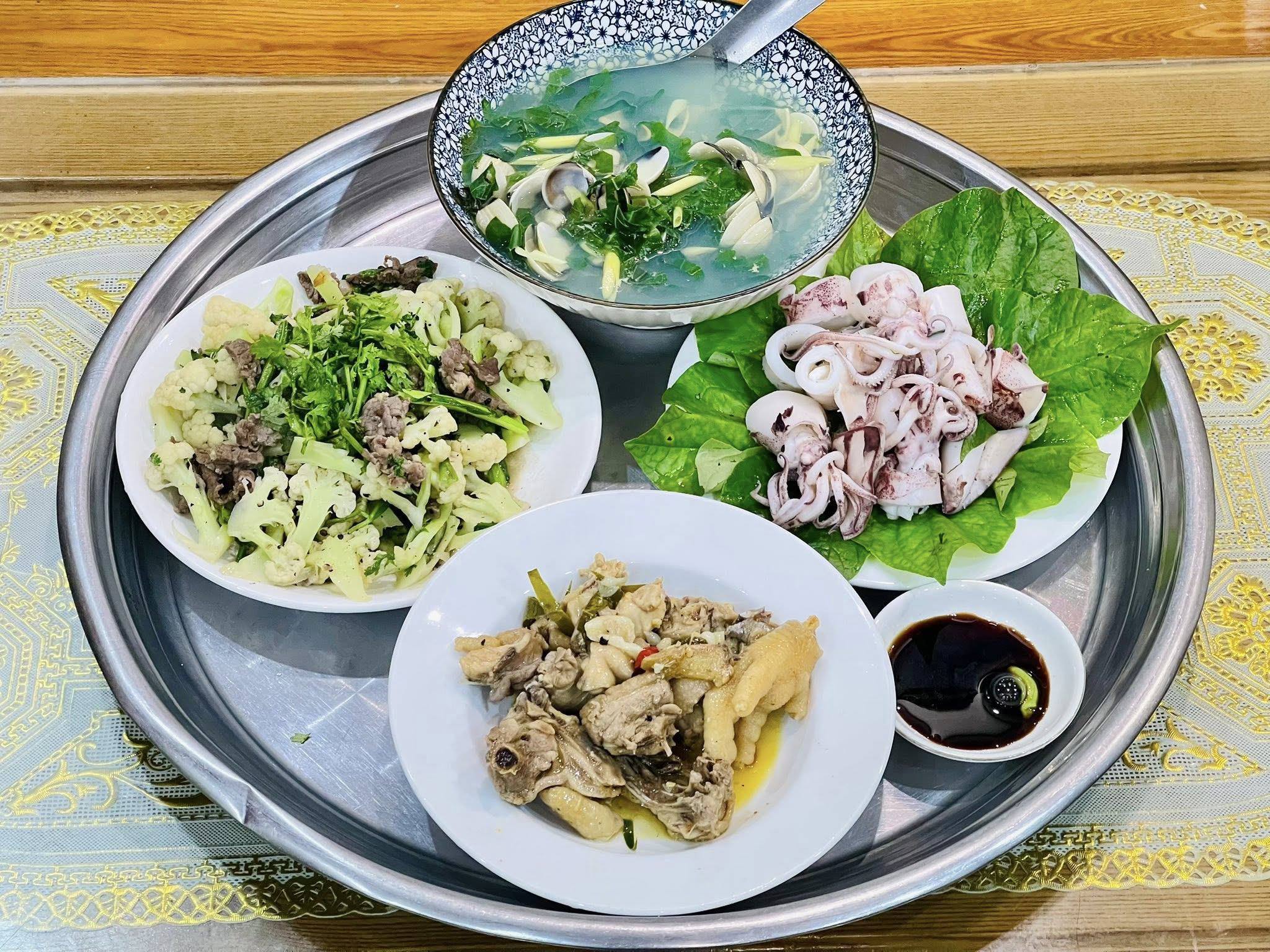 Canh ngao lá lốt - Mực hấp - Gà rang - Thịt bò xào súp lơ