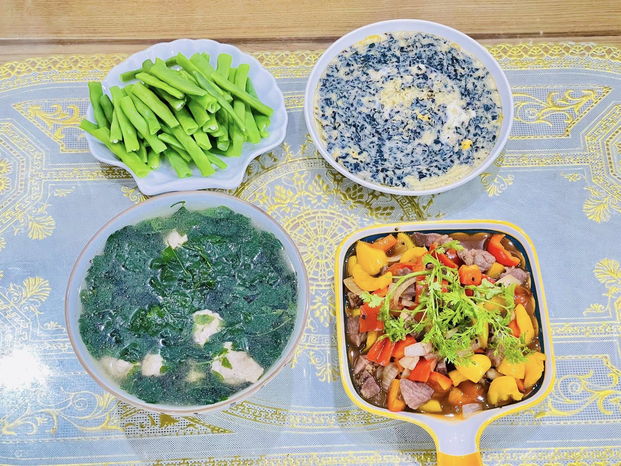 Thịt bò lúc lắc - Đậu luộc - Canh mọc rau ngót - Trứng hấp lá mơ