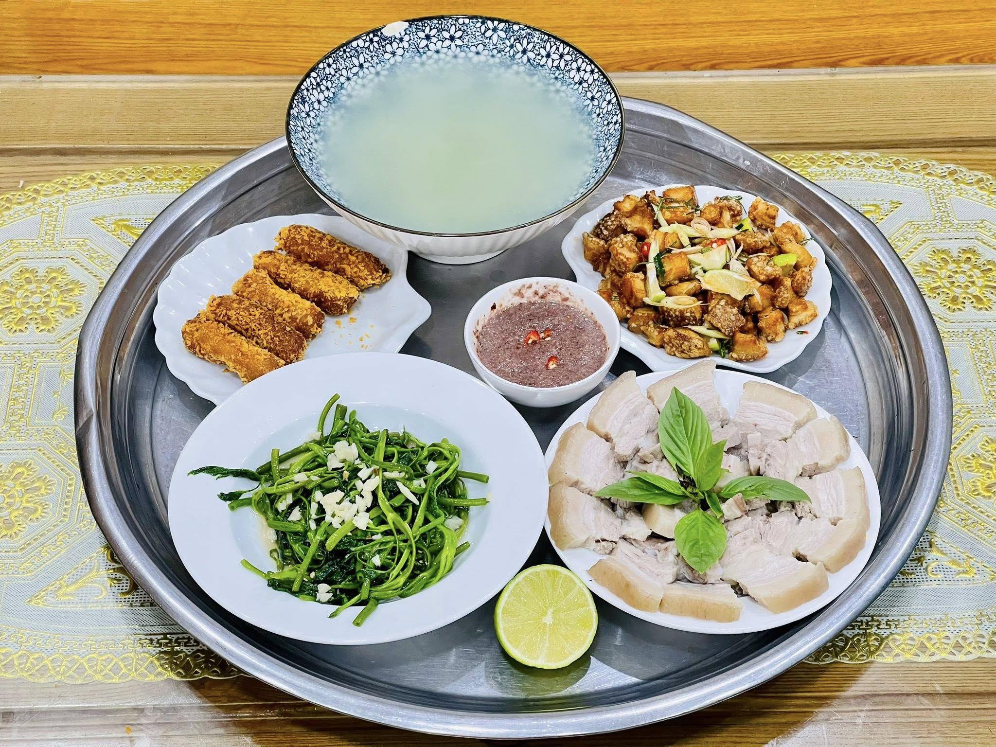 Nem chua rán - Tóp mỡ lắc sả chanh - Thịt ba chỉ luộc - Rau muống xào - Nước rau luộc