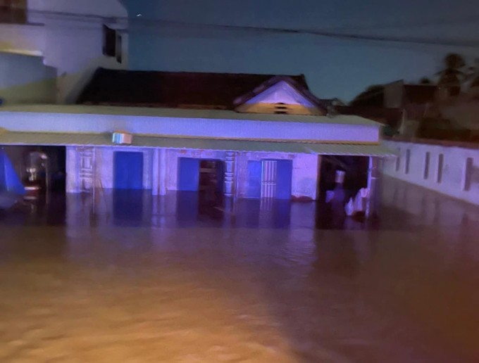 Nhiều hộ dân gần quốc lộ 1A qua phường Hàm Thắng bị ngập hơn nửa nhà. Ảnh: Người dân cung cấp