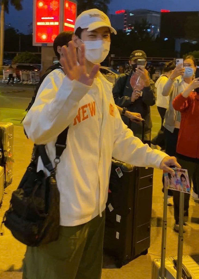 Lâm Bách Hoành có mặt ở sân bay Tân Sơn Nhất TP HCM tối 3/12. Diễn viên đeo khẩu trang, đội mũ nhưng vẫn thu hút sự chú ý của một số khán giả. Mỹ nam Đài Loan lần đầu tới Việt Nam để quảng bá phim mới '96 phút sinh tử' có anh đóng chính.