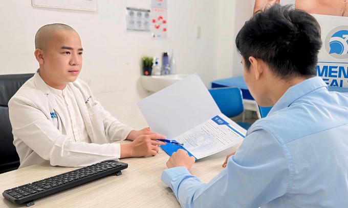 Bác sĩ Duy thăm khám cho bệnh nhân. Ảnh: Lâm Anh