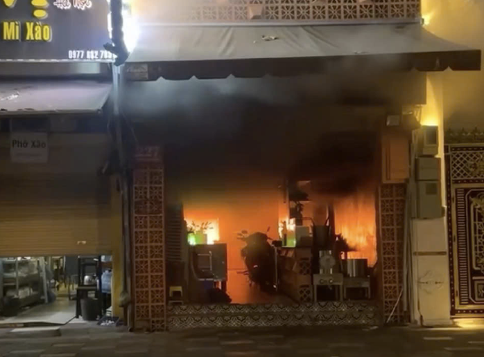 Đám cháy xảy ra rạng sáng ngày 5-12