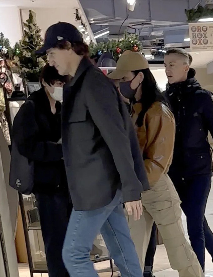 Ông Justin Trudeau nắm tay Katy Perry tới nhà hàng ở phố cổ Tokyo. Ảnh: TMZ