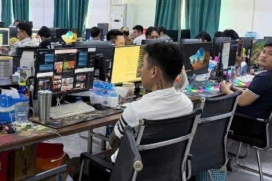 Hình ảnh bên trong nơi làm việc của ổ nhóm lừa đảo.