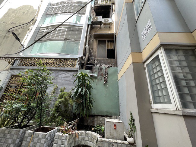 Hai cô gái trẻ mở cửa từ phía sau nhảy xuống.