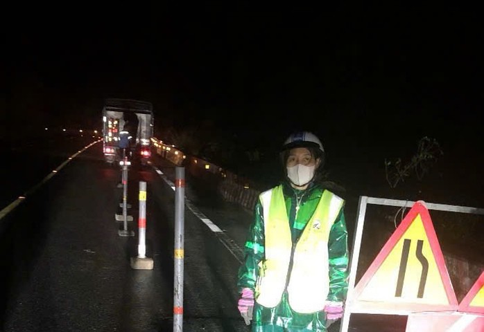 Lực lượng chức năng căng dây, đặt biển cảnh báo tạm dừng phương tiện lưu thông trên phần mặt đường bị nứt