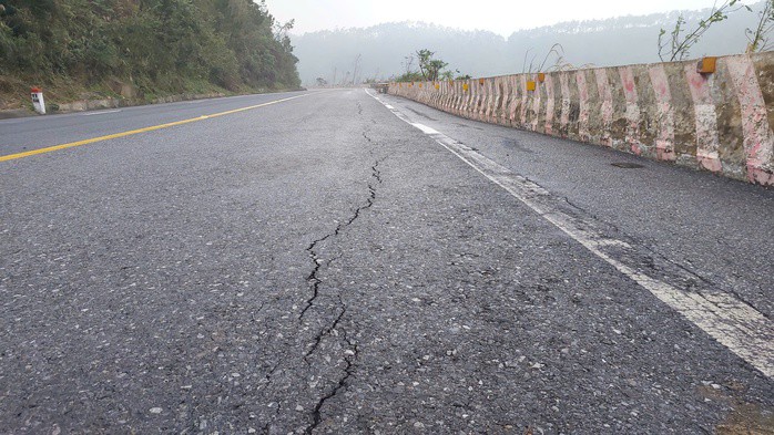 Vết nứt dài hàng chục mét, kéo theo nhiều khe hở nhỏ xung quanh.