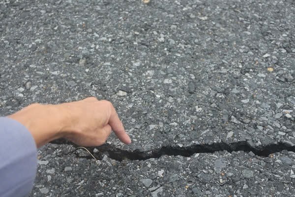 Vết nứt trên Quốc lộ 1 đoạn qua Đèo Ngang, có điểm rộng đến 3cm.