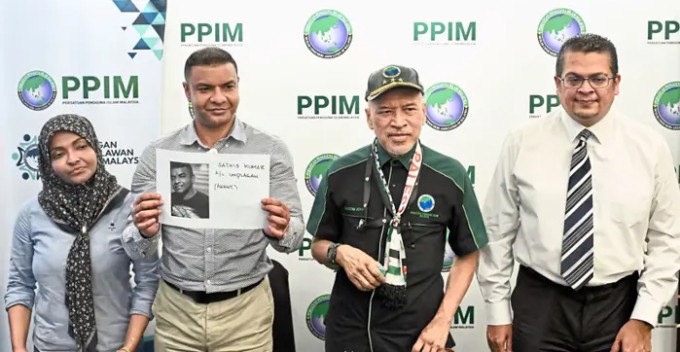 Syafiq (thứ hai từ trái sang) sau khi được thả khỏi trung tâm lừa đảo. Ảnh: Star