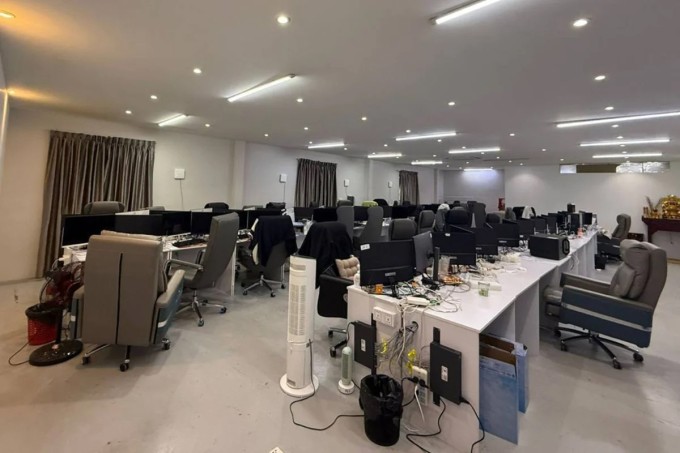 Bên trong văn phòng của một trung tâm lừa đảo ở Campuchia. Ảnh: CACC