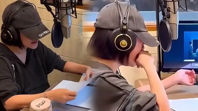 Từ Hy Đệ khóc khi nghĩ về chị gái. Ảnh: Weibo