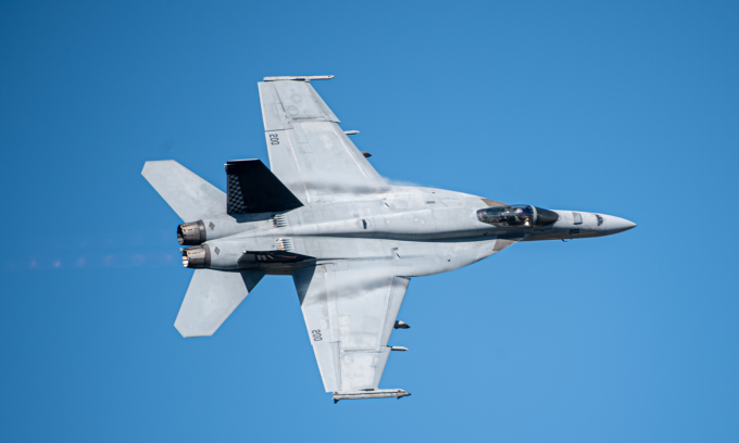 Tiêm kích F/A-18 Mỹ bay tại bang Virginia hồi tháng 10. Ảnh: US Navy