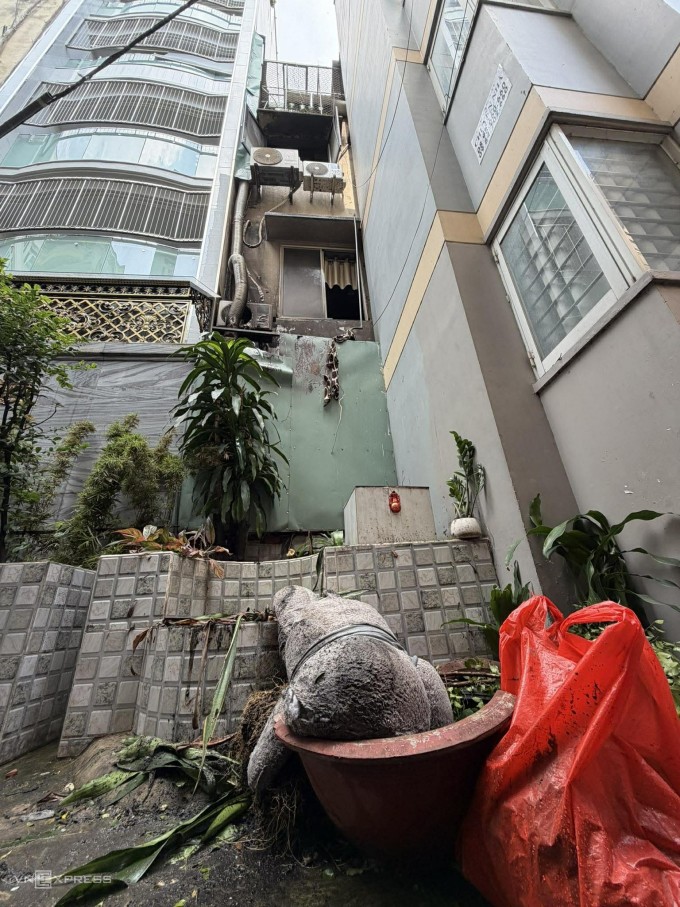 Phía sau quán ăn bị cháy - nơi Khuê và bạn cùng phòng nhảy xuống thoát thân. Ảnh: Thanh Tùng